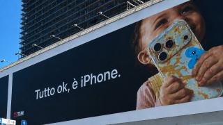 Apple are probleme cu un panou ce pune în mâna unui copil un iPhone murdar