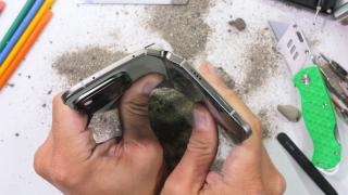 Pixel 11 Pro Fold e zgâriat, îndoit și desfăcut cu mâna de JerryRigEverything; Google mai are de lucrat la rezistență (Video)