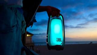 JBL Pulse 6 vrea să fie și boxă, și lampă de noptieră; Are 40 W RMS, Bluetooth 6.0, Auracast și autonomie de 12 ore