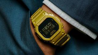 Casio transformă bătrânul DW-5600 într-o piesă de streetwear; noua ediție BlackEyePatch vine în auriu și negru