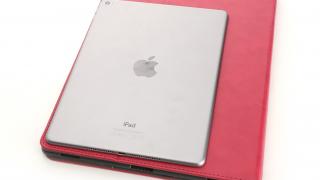 Dimensiunile carcasei lui iPad Air Plus sunt comparate cu cele ale tabletei iPad Air de 9.7 inch