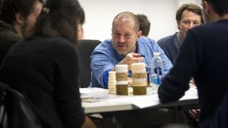 Jony Ive este numit şeful secţiunii de Design de la Apple; Iată o scurtă privire asupra evoluţiei sale!