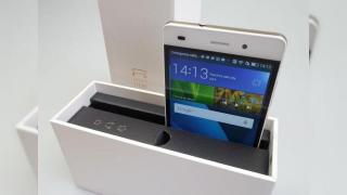 Huawei P8 Lite Unboxing: cutia ingustă si elegantă ca şi la modelul mai mare şi un design de telefon foarte compact (Video)