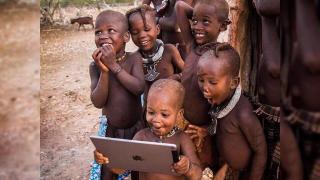 Imaginea zilei: copiii din Africa descoperă un iPad