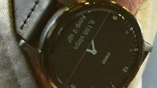 Noul smartwatch Moto 360 îşi face apariţia la încheieturi înainte de debutul oficial