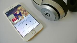 Apple ar putea pregăti o pereche de căşti fără fir, sub numele de "AirPods"; Brandul e preluat printr-o companie-proxi