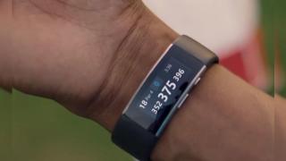 Microsoft lansează noua brăţara de fitness Band, cu durata de viaţă de 2 zile, GPS şi barometru