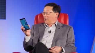 BlackBerry ar putea renunţa la producţia de telefoane de anul viitor