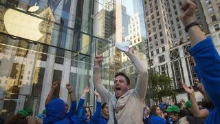 Apple anunţă rezultatele financiare pe trimestrul fiscal 4 al anului 2015, cu un număr record de 48 de milioane de iPhone-uri vândute