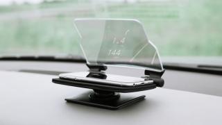 Hudway Glass este un accesoriu care afişează un sistem de navigare HUD la volan, folosind un smartphone