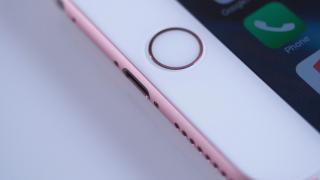 iPhone 7 ar urma să folosească portul Lightning şi pentru conectarea căştilor, ar renunţa la jack audio (Zvon)