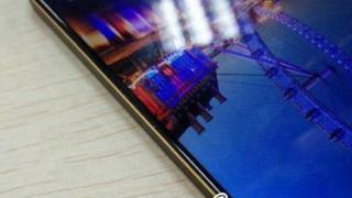 Xiaomi Mi 5 va adopta un panou frontal cu margini foarte subțiri; avem parte și de sticlă 2.5D aplicată peste ecran