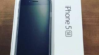 iPhone 5SE scos din cutie în faţa camerei, ambalajul ar confirma numele său