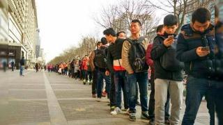 Xiaomi strânge cozi la fel de mari ca Apple, și asta datorită noului flagship Mi 5 pe care toți vor să pună mâna