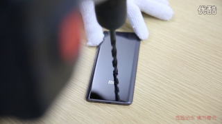 Xiaomi Mi 5 Pro rezistă la bormaşina la care urechile tale nu rezistă, datorită unui spate ceramic dur (Video)
