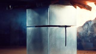 Explozie, fum şi metal zdrobit: Samsung Galaxy S7 Edge strivit cu o presă hidraulică de 400 tone într-un clip spectaculos (Video)