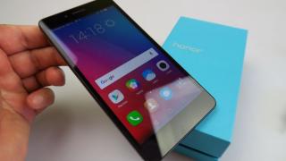 Huawei Honor 5X unboxing: urmaşul unui midranger excelent scos din cutie, acum cu extra metal (Video)