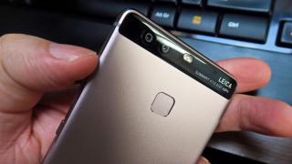 Huawei P9 este disponibil de astăzi la precomandă în România; telefonul vine la pachet cu o brățară TalkBand B2 gratuită