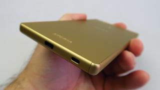 Sony Xperia Z5 - bateria gravitează aproape de un Xperia entry level 