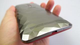 ASUS ZenFone 2 Deluxe Special Edition: Multimedia pe bază de sunet care "rage" tare în difuzoare