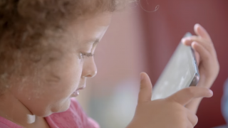 Samsung lansează o nouă aplicaţie care îi opreşte pe cei mici să ţină telefoanele sau tabletele prea aproape de ochi (Video)