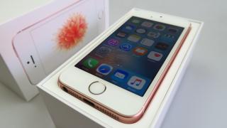 iPhone SE Unboxing: un nou mic iPhone, cu mari ambiţii (Video)
