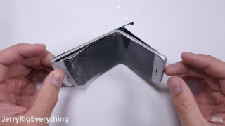 Xiaomi Mi 5 e torturat în faţa camerei: zgâriat, ars şi îndoit (Video)