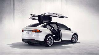 Tesla Model X are buguri serioase, blocaje ale portierelor şi distorsiuni ale imaginii prin acoperişul de sticlă