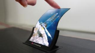Xiaomi și Huawei vor lansa smartphone-uri cu display-uri curbate în această toamnă