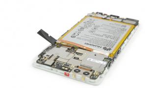 Huawei P9 e disecat de iFixit şi e rezonabil de uşor de reparat; Bateria se înlătură uşor, dar există şi nişte şuruburi unice incluse