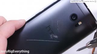 HTC 10 trece prin teste de durabilitate: ars, zgâriat şi îndoit; S-a descurcat mai mult decât onorabil! (Video)