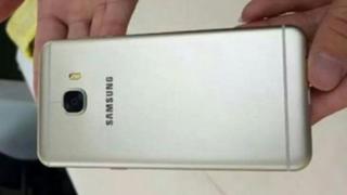 Samsung Galaxy C5 ni se prezintă în noi fotografii; smartphone-ul metalic ar putea fi anunțat curând