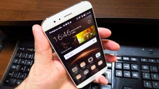 Huawei G8: Design neobişnuit pentru un Huawei, cu panou 2.5D frontal