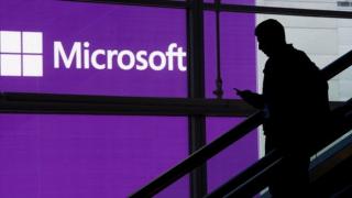 Microsoft Mobile pierde 50% din angajaţi, iar secţiunea feature phone ajunge la Foxconn