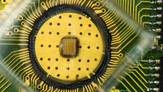 IBM a creat stocarea optică care e de 50 de ori mai rapidă decât cea flash