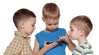 Vârsta medie la care un copil îşi primeşte primul smartphone a ajuns mai nou la 10.3 ani