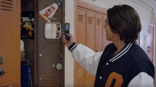 Revine seria RAZR? Lenovo postează un teaser nostalgic pe bază de clapetă şi promite o lansare pe 9 iunie (Video)