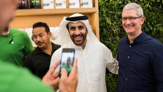 CEO-ul Apple, Tim Cook vizitează primul Apple Store din Dubai, se pozează cu şeicii