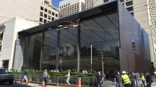 Apple deschide un nou Apple Store in San Francisco, cu design nou, pe bază de uşi glisante din sticlă cu înălţimea de 12 metri