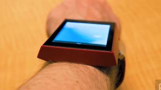 Rufus Cuff e o “tabletă” de purtat la încheietura, care duce smartwatchurile la nivelul următor