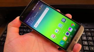 LG G5: Display sub aşteptări, cu backlight bleed, luminozitate slabă şi culori reci