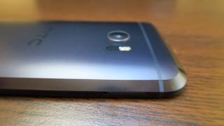 HTC 10: Design full metal mai gros decât rivalii, dar cu muchii angulare interesante