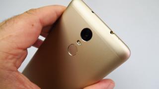 Xiaomi Redmi Note 3 Pro: Design frontal banal, cu rotunjimi interesante în spate