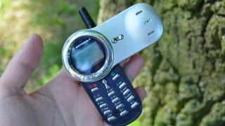Motorola V70 RetroReview: precursorul lui Motorola Aura şi un model cu clapetă rotativă şi iluminare fascinantă (Video)