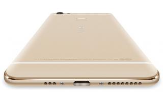 Vivo X7 este fotografiat într-o carcasă de protecție; vedem totuși scanner-ul de amprente