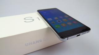 UHANS S1 Unboxing: arată ca un iPhone 4 mai mare, vine cu husa la pachet (Video)
