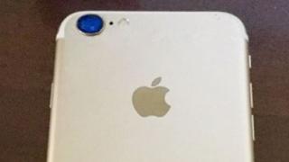 iPhone 7 în varianta de culoare auriu se afișează într-o fotografie