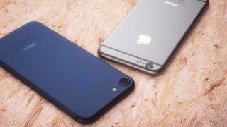 O serie de module foto destinate lui iPhone 7 sunt fotografiate în cadrul unei fabrici Foxconn