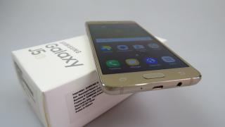 Samsung Galaxy J5 (2016) Unboxing: selfie phone low-midrange scos din cutie, propus ca alternativă la modelele de buget din China (Video)