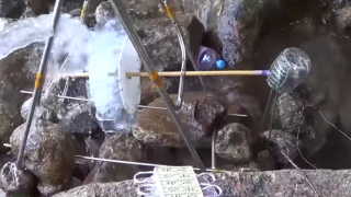 Cel mai “verde” încărcător de telefon posibil funcţionează pe bază de... apă (Video)